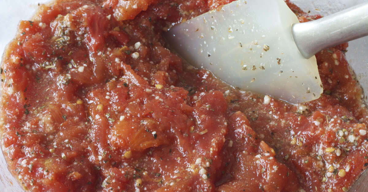 A simple, no-cook deep dish pizza sauce - MakeBetterFood.com