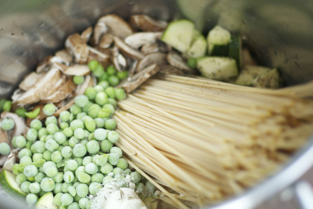 One Pot Zucchini Mushroom Pasta Recipe - MakeBetterFood.com